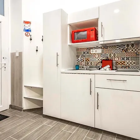 Klauzal Bella * Budapest