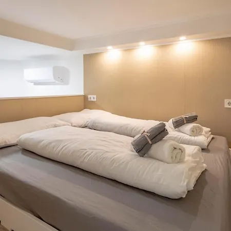 Klauzal Bella * Budapest